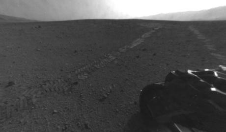 　Curiosityは火星の地表に車輪跡を残しているが、その進行速度は非常に緩やかだ。同探査機の1日の走行距離はマイル（1マイルは約1.61km）ではなく、フィート（1フィートは約0.3m）やメートル単位で計測される。