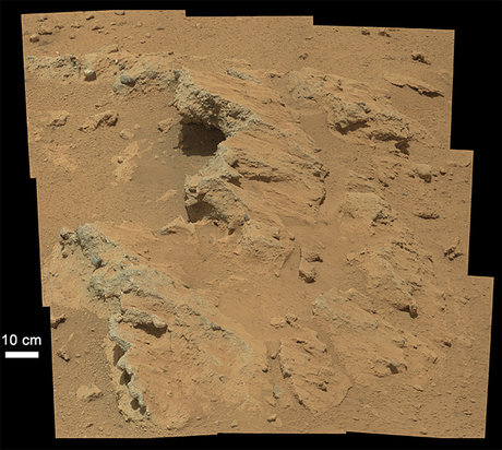　それほど印象的な写真ではないが、Curiosityはかなりの時間をかけて、固まった砂利が露出しているこの一帯を調査した。この露出部は太古の火星の川床の証拠だとNASAは考えている。