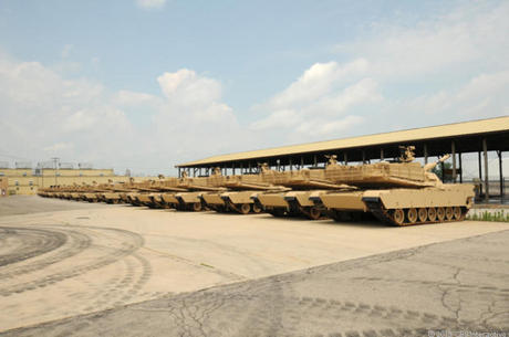 　検査と受け入れの工程を終えて、次の手順を待つAbrams戦車の列。