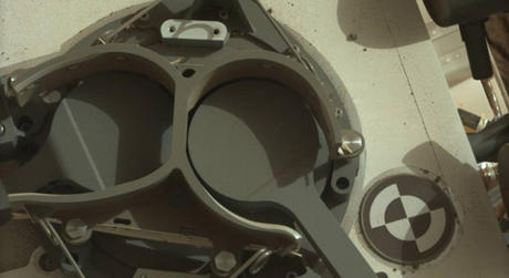 　Curiosityは少量の土壌や砂、塵のサンプルをSAM装置の中に入れて、そこに取り込まれたあらゆる物質の化学的性質を調べる。この写真のSAMは、サンプルを取り込むための穴にカバーが被せられている。SAMの最初のサンプル（少量の細砂と塵）は、2012年11月9日に採取された。