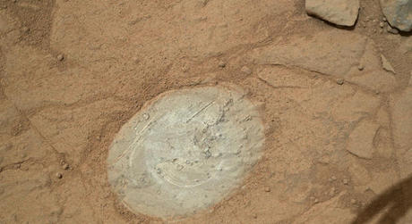 　火星を覆う赤色の塵をすべて払いのけると、写真のような青白い岩肌が現れる。この写真は、Curiosityが初めてブラシを使って地表の塵を払いのけたときの成果を示している。同探査機が素晴らしいゲストであることは間違いない。ホストのために塵掃除までしてくれるのだから。