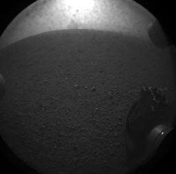 　歴史はいつも魅惑的なわけではない。Curiosity自体の影を写した、このかなり地味な画像は、同探査機が火星の地表で撮影した最初の写真だ。カメラに透明のダストカバーが被せられたままになっており、画像の縁には塵が写っている。右下には、同探査機の車輪の1つが見える。それでもこの画像は、スカイクレーンによる危険な着陸を経て、Curiosityが火星の地表に到着したこと、そして、同探査機の各システムが正常に機能しているように思えることを伝えている。