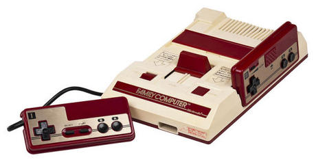 　30年前の1983年7月15日、任天堂は8ビットのビデオゲームコンソール「ファミリーコンピュータ」を発売した。この製品は「ファミコン」という名称で親しまれ、米国では「Nintendo Entertainment System」（NES）として知られている。

　任天堂が発売したホームシステムの元祖とも言えるこの製品は再設計を経て、米国では日本に2年遅れで発売された。日本版の製品は白色と赤色、金色を基調としていたため、米国版の製品と比べるとオモチャのような見た目となっていた。