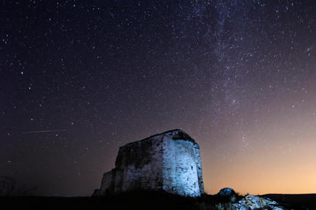 　ブルガリア、Potsurnentsi村の近くにあるSt. Loanという中世の教会の上空に流れる、12日に撮影されたペルセウス座流星群の長時間露出写真。