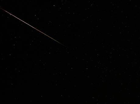 　インディアナ州ホースタッドのSteve Gifford氏は、同氏が見た2013年ペルセウス座流星群の中で最も明るい流星の1つは、空を素早く横切りながら強烈な光を何度か発し、煙状の流星痕が10〜15秒ほど残ったと語っている。同氏はこの写真を12日に撮影した。