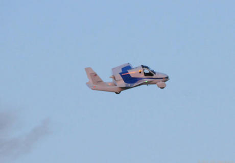 　ウィスコンシン州オシュコシュで開催されたEAA AirVenture航空ショーで、Transitionが機体を右に傾けている。