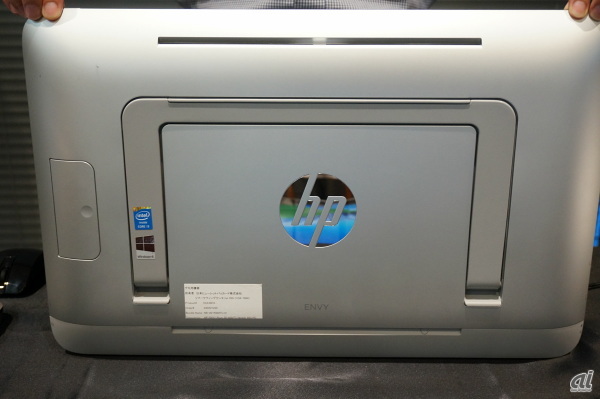 HP ENVY Rove20の背面。本体の側面には、ワンタッチで画面が90度回転するボタンを備え、用途に応じて縦向き／横向き表示を自在に切り替えられる
