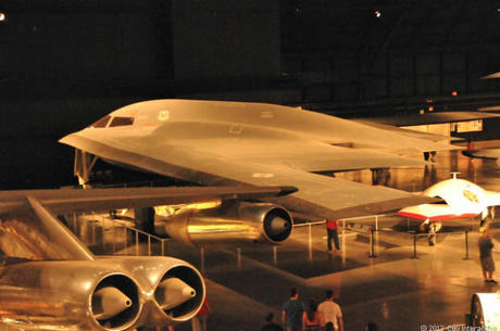 　オハイオ州デイトン発--航空戦の歴史が好きな人にとって、当地のライトパターソン空軍基地にある国立米空軍博物館ほど魅力的な訪問先はないだろう。

　米CNETのDaniel Terdiman記者は同博物館を訪れ、米国史上最も重要な航空機の数々を見学した。

　同博物館に展示されている航空機で最も印象的なのは、おそらく「B-2 Spirit」ステルス爆撃機だろう。最初の機体は1988年11月22日にカリフォルニア州パームデールの格納庫からロールアウトされた。同博物館は次のように説明している。「B-2 Spiritは、『全翼機』設計の航空力学的効率を、複合剤や特殊コーティング、機密のステルス技術と融合させた。その結果、極めて高度な防空レーダーシステムをもってしても、B-2を探知するのは事実上不可能になった。ミズーリ州のホワイトマン空軍基地に配備されたB-2はやがて、1999年にセルビアで実施された『アライドフォース作戦』、2001年にアフガニスタンで実施された『不朽の自由作戦』、2003年にイラクで実施された『イラクの自由作戦』で、その戦闘能力を証明することになる」

　「典型的な戦闘任務の場合、乗組員は2名だけで（パイロットが左側の座席、指揮官が右側に座る）、ホワイトマン空軍基地から目標地点まで無着陸飛行した後、基地に帰還していた。これらの任務は通常、30時間以上に及び、空中給油が何度も必要になる。B-2各機には、最大4万ポンド（約1万8140kg）の精密誘導兵器が搭載された」（国立米空軍博物館）
