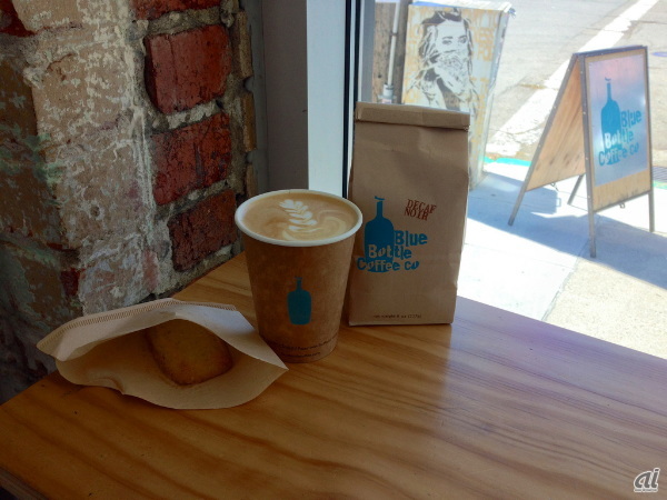 Squareを導入しているオークランドのコーヒー焙煎所・カフェのBlue Bottle Coffee。Squareの創業者ジャック・ドーシーも、サンフランシスコにある焙煎所Sightglassに出資しており、新興のカフェでSquareが普及しつつある