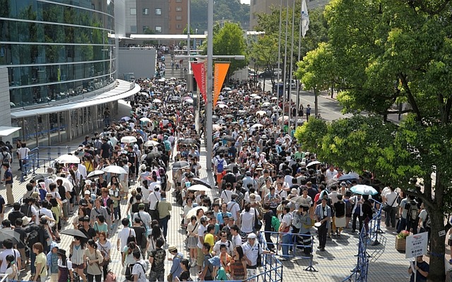 　横浜アリーナの周辺には入場待ちの列。夏休みの時期とあってか親子連れの姿も見受けられた。動員数は公式発表で1万5000人となっている。