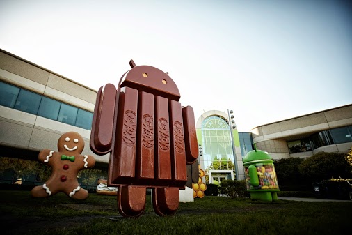 カリフォルニア州マウンテンビューのGoogle本社において他のお菓子をテーマにしたAndroidの像に加わったAndroid KitKat