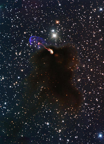 　ESOの新技術望遠鏡（NTT）の画像では、星形成領域である暗黒星雲からジェットが噴出するのに伴って、ハービッグ・ハロー天体HH 46/47から放射される可視光が見えている。