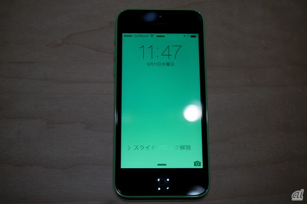 　iPhone 5cのホーム画面。カラーがグリーンの端末なので、壁紙や待受画面もグリーンで統一されている。