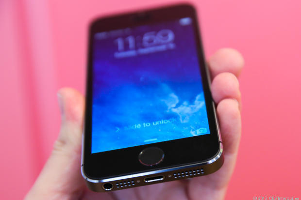 　Appleは、iPhone 5sのバッテリ持続時間が向上したことも宣伝している。発表された数字では、スタンバイで10日、3G通話で10時間、4G LTEやWi-Fiでのウェブ閲覧で10時間、動画の連続再生で10時間となっている。