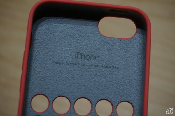 　ケースの内側には、純正品を示すiPhoneのロゴが入っている。内側は、柔らかなマイクロファイバの裏地が使用されている。