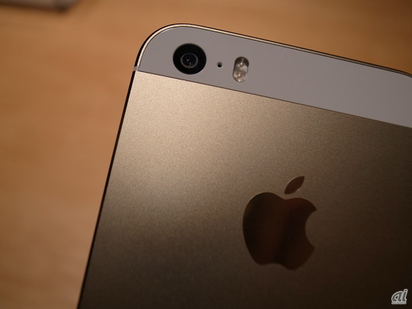 　カメラのレンズ部分。iPhone 5と比べると、フラッシュの穴の形状が縦に長く変わっている。
