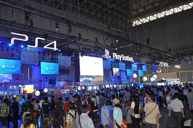　ソニー･コンピュータエンタテインメントジャパンアジア（SCEJA）は、幕張メッセで開催中の「東京ゲームショウ2013」において、プレイステーションブースを出展している。

　注目は国内で2月22日に発売予定の据え置き型ゲーム機「PlayStation 4」（PS4）と、セットトップボックスのような楽しみ方ができる、11月14日発売予定のPlayStation Vita TV（PS Vita TV）だ。PS4は国内初、PS Vita TVは世界初の試遊出展の場となっている。