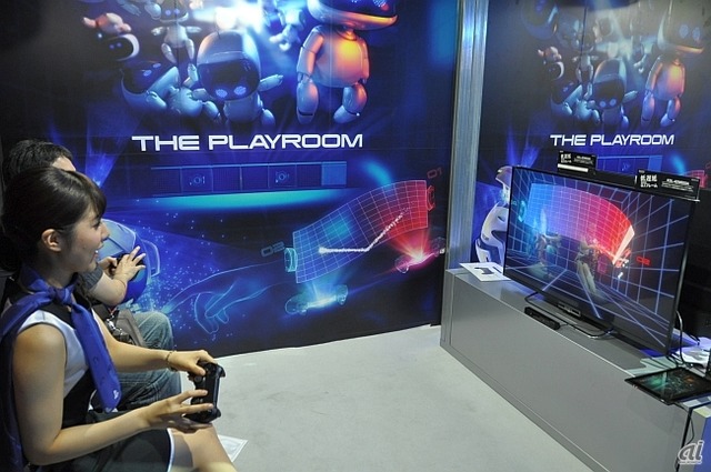 　PS4向けタイトルも多数出展。写真はプレイステーションカメラを活用した「THE PLAYROOM」のARエアホッケーを遊んでいるところ。