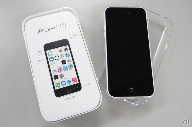 続いて「iPhone 5c」を開封しよう。iPhone 5sとは違いプラスチックケースを採用している。