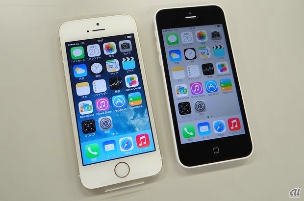 　iPhone 5s（左）とiPhone 5c（右）を並べたところ。