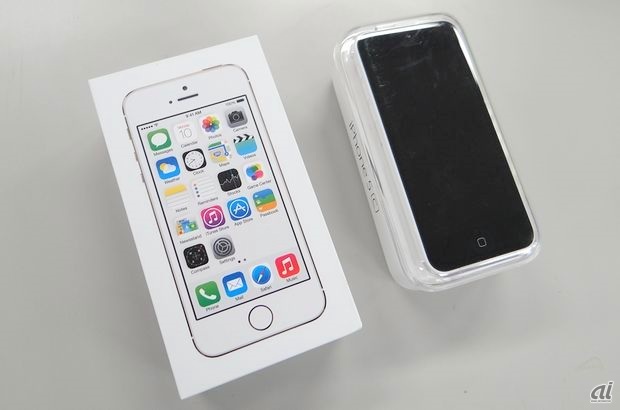 　アップルは9月20日、iPhoneの新モデルとなる「iPhone 5s」「iPhone 5c」を発売した。CNET Japan編集部では両モデルを手に入れることができたので、開封の儀をお届けしよう。