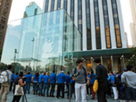 アップル、新「iPhone」を米国でも販売開始--ゴールド「iPhone 5s」、オンラインでは30分以内に完売