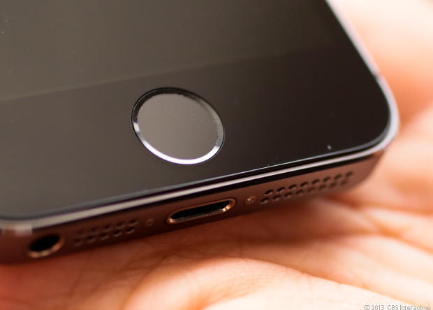 　AppleはiPhone 5sの発表時に「Touch ID」センサを披露した。Touch IDは、ホームボタンに組み込まれており、サファイヤクリスタルと「ステンレススチール製の検知リング」でできた指紋スキャナだ。