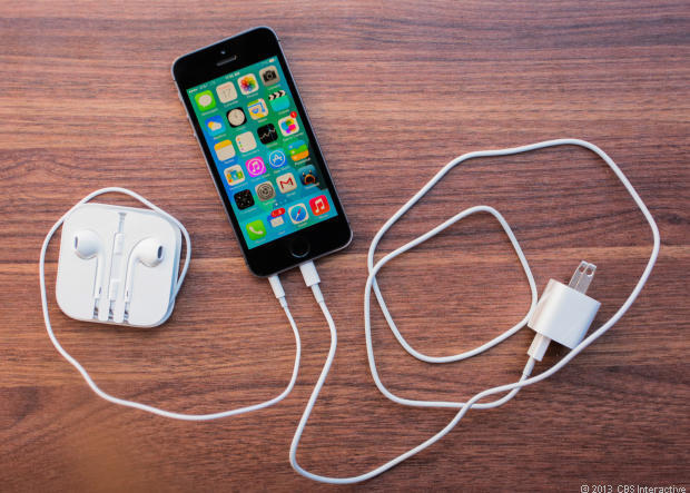 　iPhone 5sには予想通り、「Apple EarPods」と充電用「Lightning」コネクタが同梱されている。