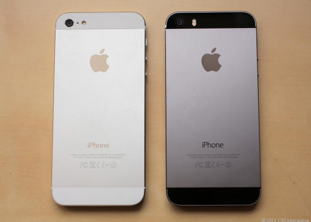 　iPhone 5（左）と比較すると、5sはバッテリ持続時間が長くなっている。連続待受時間は10時間、連続通話時間は3Gで10時間、インターネット閲覧時間は4G LTEまたはWi-Fiで10時間、ビデオ再生時間は10時間などとされている。