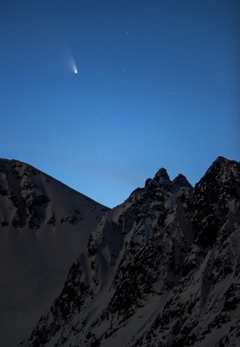 　ノルウェーのFredrik Bromsさんは、フィヨルドの彼方に沈む前のパンスターズ彗星（C/2011 L4）を撮影したこの作品で、「地球と宇宙」部門の賞も獲得している。氷と岩の核を持つパンスターズ彗星は、2013年に太陽に最接近しながら、膨大な長さのガスの尾を引く姿を見せた。