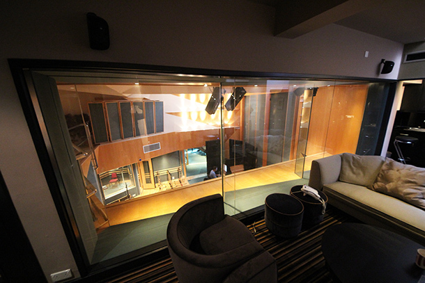 　第1スタジオと同様に、制御室の上には、スタジオを見下ろせる形で休憩室がある。