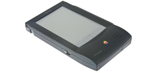 　初代「Newton MessagePad」は、感圧式ディスプレイを搭載したコンパクトな携帯型ケースの中に、20MHzの「ARM 610」プロセッサと、4MバイトのROM、640KバイトのSRAM、赤外線通信機能を備えていた。これは自然な手書き文字の認識と、基本的な形の人工知能の使用を試みた、最初の携帯型システムの1つだった。
