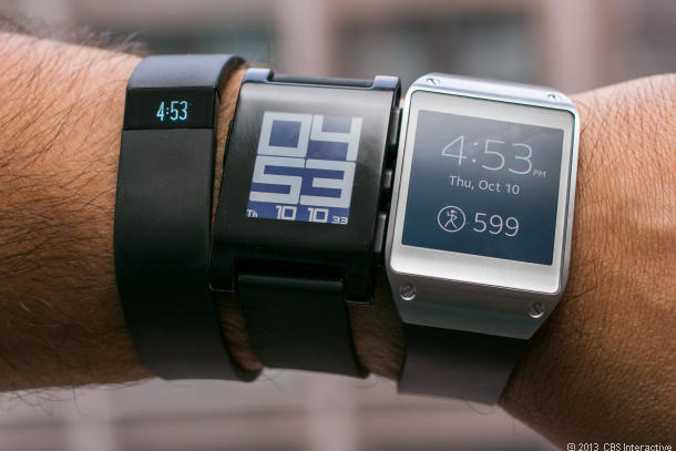 Googleは、「Fitbit Force」「Pebble」「GALAXY Gear」（左から右）とユーザーの手首をめぐる競争に参入するのか？