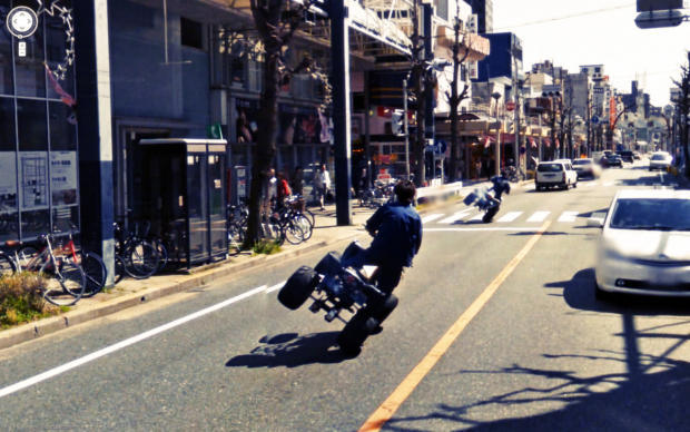 　愛知県名古屋市の門前町通の道で、ATV（全地形対応車）の運転を披露する人々。仏壇店で有名なこの通りの先には、17世紀に建立された大須観音がある。