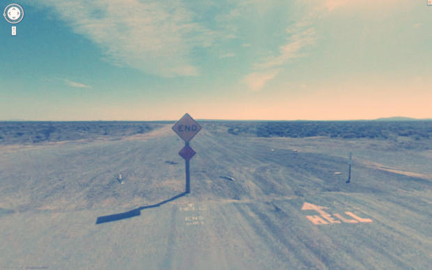　道路はこの標識で終わり、その向こうには広大な砂漠が広がっている。