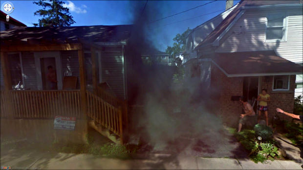 　煙に驚いた人々が屋外に飛び出してくるところを、Street Viewのカメラが偶然とらえた。左に見えているのは、カナダのオンタリオ州南部に本拠を置く不動産業者の看板である。