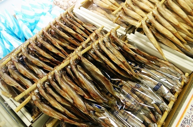 　北海道の太平洋沿岸の一部でしか獲れない希少な本ししゃもを使った「ししゃも目刺」。小売店などで売られている子持ちししゃものほとんどが輸入品のししゃもの代用魚で、本ししゃもとは風味や食感がまったく異なるという。