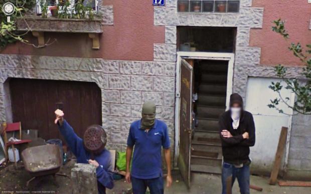 　Google Street Viewに対してはさまざまな反応があるが、フランスのブルターニュ地方レンヌで撮影されたこの人々の様子から察すると、あまり歓迎はされていないようだ。