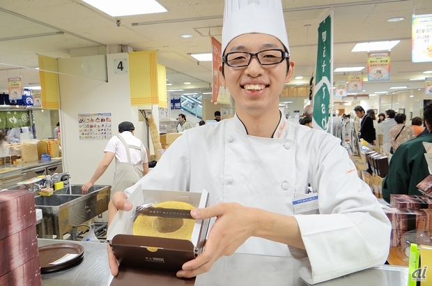 　　四国の厳選素材を中心に使っている香川県のフランス菓子工房「ラ・ファミーユ」。さぬきうどんの小麦を使い、しっとりと焼き上げた「黄金のバウムクーヘン」が看板商品だ。
