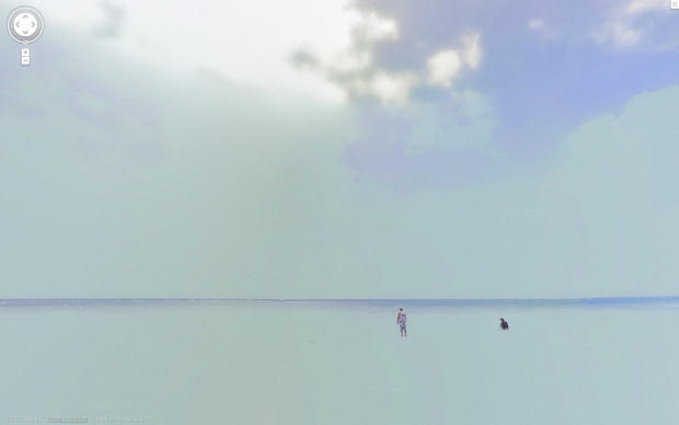 　ハワイ州オアフ島のエバビーチでは、空と海が同じ色で、人が宙に浮いて見える。