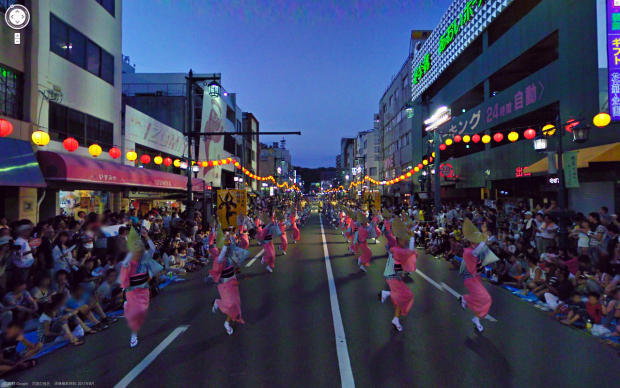 　徳島市の両国本町で、夏の風物詩、阿波おどりを踊る日本人。阿波おどりは盆の行事のひとつだが、日本の三大盆踊りに数えられ、100万人以上の観光客を四国に集める。同様のおどりは、東京など各地でも開催されている。