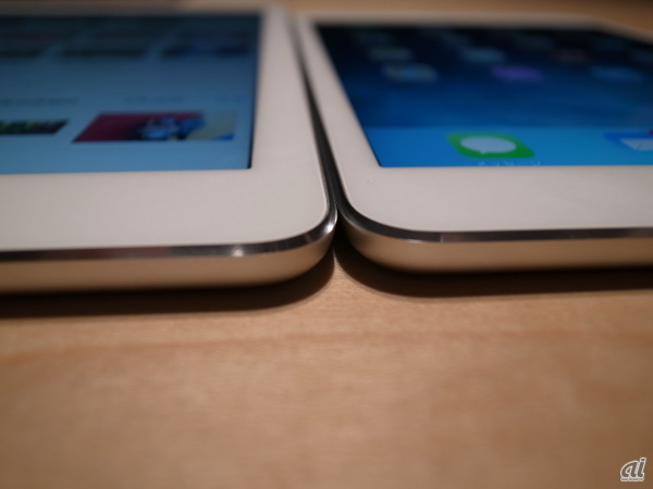 　左がiPad Airで右がiPad mini Retinaディスプレイモデル。厚さはどちらも7.5mmで、同じ。