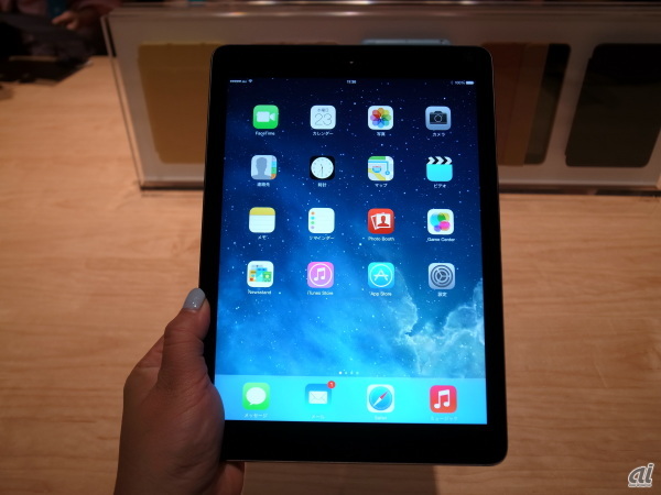 　iPad Airは、手に持ってみると予想以上に軽い。特に、従来型のiPadを使っている人なら感動する軽さだ。重さは469g。