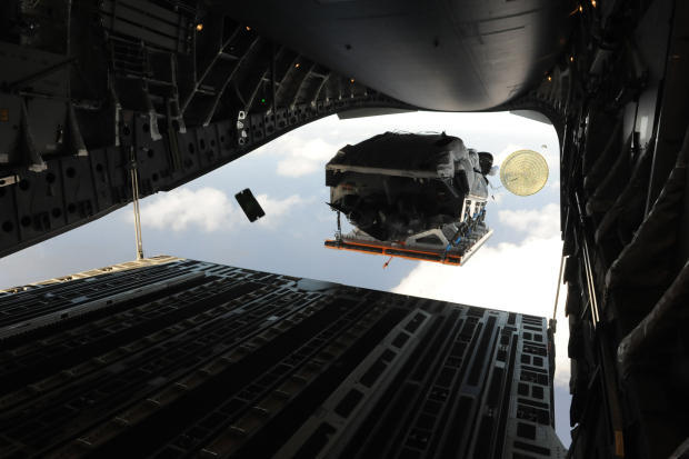 　C-17が着陸するまで、すべての貨物が載ったままとは限らない。この写真では、パレットに載ったボートを空中からグアム島近海に洋上投下している。