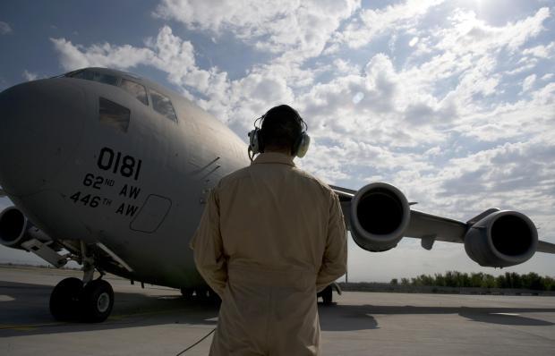 　ロードマスターが、キルギスタンのマナス輸送基地でC-17のエンジン始動を確認し、緊急事態に備えている。