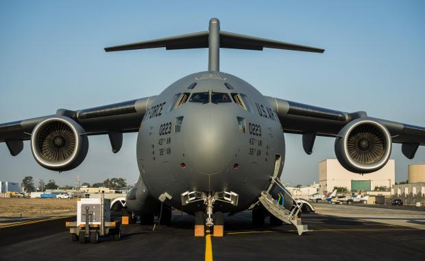 　就役から20年が経過し、米空軍の大型航空機「C-17 Globemaster III」は限界に達したようだ。

　C-17の製造元であるBoeingは9月上旬、223機目にして最後のGlobemaster IIIを米空軍に出荷した。上の写真は、カリフォルニア州ロングビーチにあるBoeingの施設で同機がフライトラインに入ったところである。それでも当面の間は、大容量の貨物輸送機部隊として、Globemaster IIIは軍事と人道支援両方の任務を果たし続けていくだろう。

　米空軍との契約上の義務は満了となったが、BoeingはC-17航空機の製造を終えてはいない。全世界の他の顧客に向けて、さらに22機のGlobemaster IIIを製造することになっているからだ。とは言え、その終わりが近づいていることは確かである（もちろん、サポートや改修はまだ継続される）。Boeingは米国時間9月18日、C-17の生産を2015年に終了すると発表している。