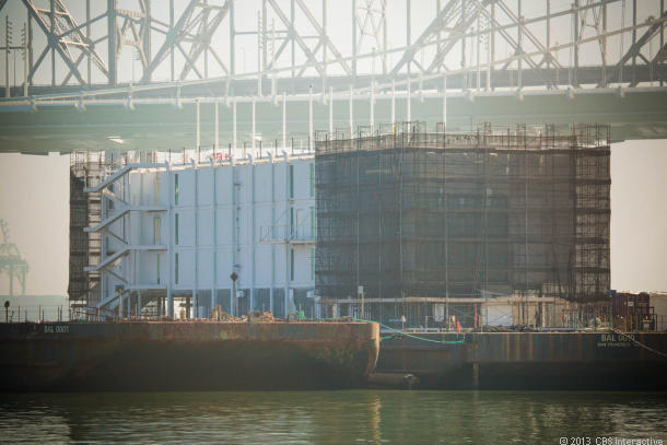 Googleによって建設が進められていると思われるこの巨大な建造物は、浮体式洋上データセンターである可能性がある。この建造物は、サンフランシスコとオークランドの間にあるトレジャーアイランドの先端に浮かぶはしけ上にある。