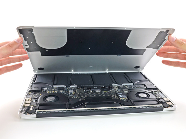 2013年モデルの15.4インチRetina搭載MacBook Proの内部。IntelのHaswellチップは、設計上の変更を複数もたらしている。