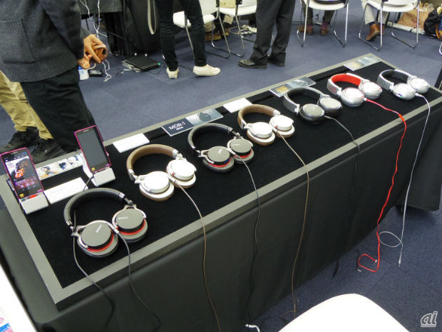 　ヘッドホンからBluetoothスピーカまで、ソニーブースではオーディオ機器を集めて展示。試聴機も多数用意されていた。