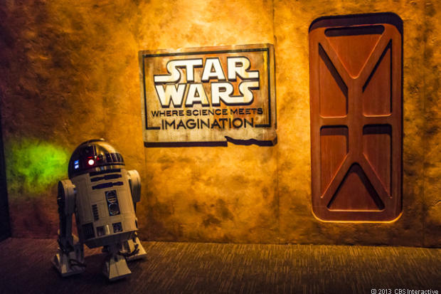 　カリフォルニア州サンノゼのテックイノベーション博物館で開催中の「Star Wars: Where Science Meets Imagination」展覧会の入口。看板の前でR2-D2がポーズを取っている。